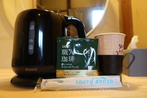 末廣宿(女性専用)- suehirojyuku for woman- by mooi في أيزواكاماتسو: وعاء القهوة وكوب على الطاولة