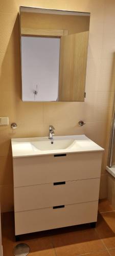 ein Badezimmer mit einem weißen Waschbecken und einem Spiegel in der Unterkunft Casa de Panorama in Jeresa