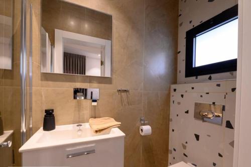 a bathroom with a sink and a shower at Top-Class Luxury Villa Troya with Heated Pool and Full Sea View רק למשפחות !!!! in Eilat