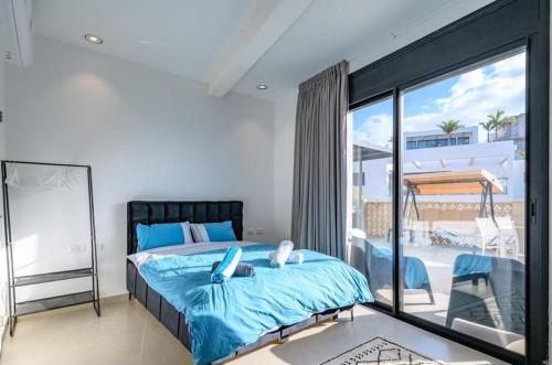 1 dormitorio con 1 cama grande y balcón en Top-Class Luxury Villa Troya with Heated Pool and Full Sea View רק למשפחות !!!! en Eilat