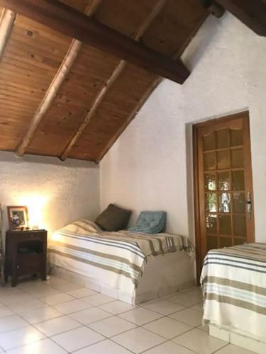 une chambre avec deux lits dans une pièce dans l'établissement Maison de vacances dans village AUTHENTIQUE Corse, à Bonifacio