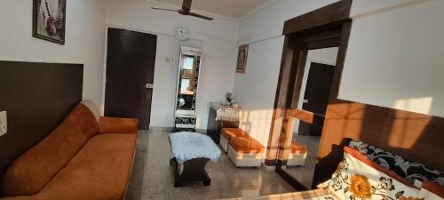 salon z kanapą i stołem w obiekcie Dreamland- The flat of your dreams/ Entire 1bhk Apartment w Bombaju