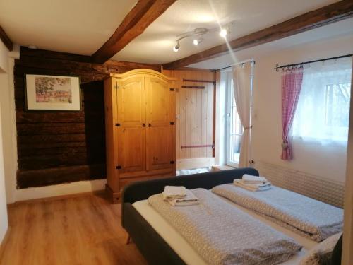 1 dormitorio con 2 camas y toallas. en Ferienwohnungen Dornröschen, en Weißensberg