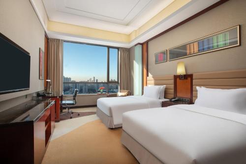 Postel nebo postele na pokoji v ubytování Crowne Plaza Tianjin Binhai Center by IHG