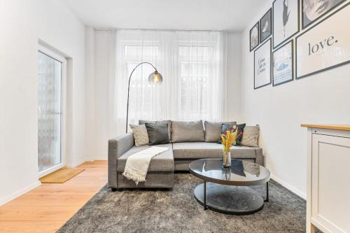 uma sala de estar com um sofá e uma mesa em 3-Zimmer-Wohnung in Leonberg em Leonberg