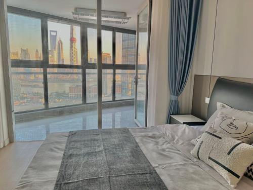 Ένα ή περισσότερα κρεβάτια σε δωμάτιο στο Shanghai Shining River Apartment -Near the Bund