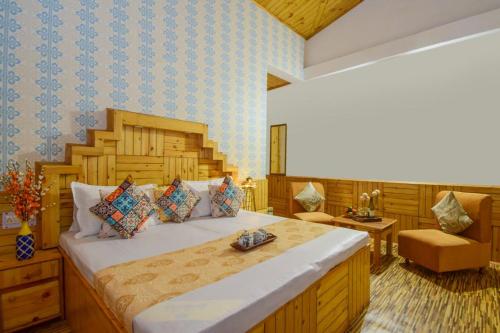 ein Schlafzimmer mit einem großen Bett in einem Zimmer in der Unterkunft Hotel Hadimba Manali By YB Hotels in Manali