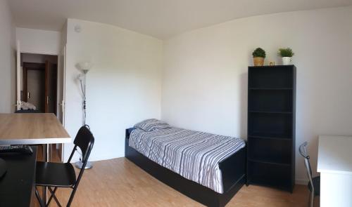 une chambre avec un lit, un bureau et une table dans l'établissement Alpine Stay - Studio Entier Résidence Standing vue parc au calme - Parking Gratuit - Wifi - Tram à proximité, à Grenoble