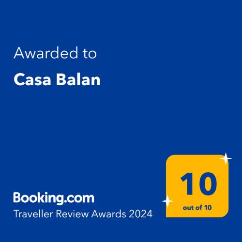 ein gelbes Kästchen mit dem Text „Auszeichnung für Casa Bahan“ in der Unterkunft Casa Balan in Câmpulung Moldovenesc