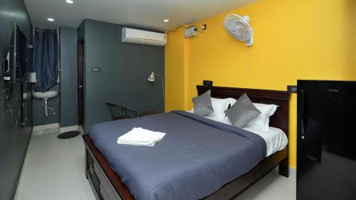 een slaapkamer met een bed en een badkamer met een douche bij HIVEE-1 Rooms & Living AC in Hyderabad
