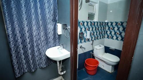 een kleine badkamer met een wastafel en een toilet bij HIVEE-1 Rooms & Living AC in Hyderabad