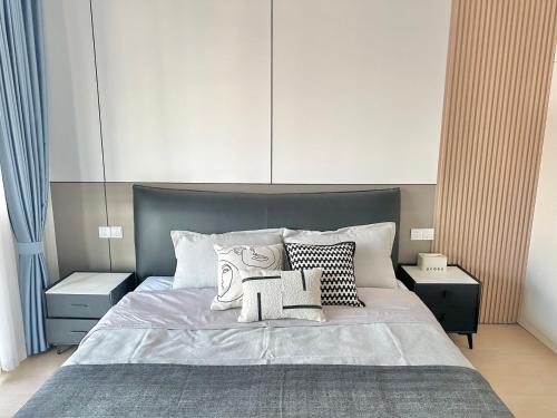 Ένα ή περισσότερα κρεβάτια σε δωμάτιο στο Shanghai Shining River Apartment -Near the Bund