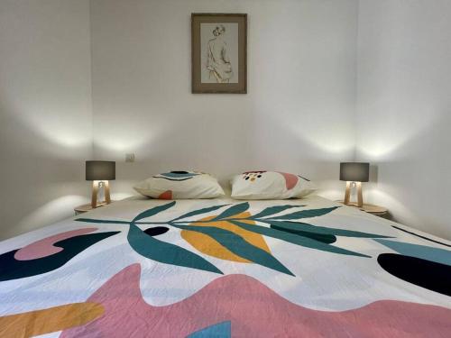 um quarto com uma cama colorida e 2 candeeiros em Le Verdun N°38 - 70m2 - Carcassonne hyper-centre em Carcassonne