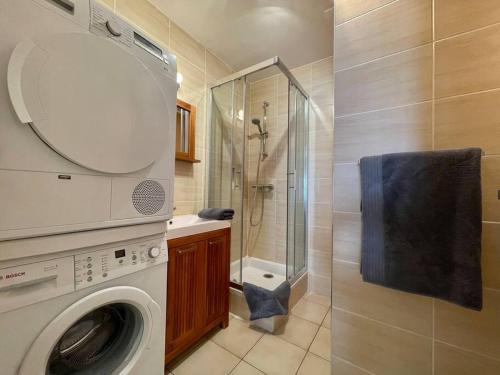 uma máquina de lavar roupa na casa de banho com um chuveiro em Le Verdun N°38 - 70m2 - Carcassonne hyper-centre em Carcassonne