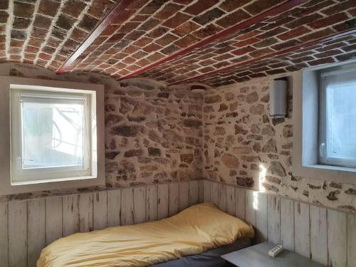 Cette chambre comprend un lit et deux fenêtres. dans l'établissement à 15mn de Paris et Stade de France, appartement 4 pièces, 6 lits, à Montmagny