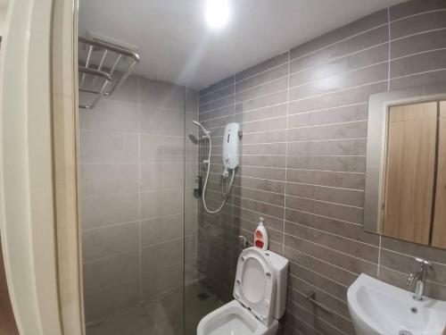 La salle de bains est pourvue d'une douche, de toilettes et d'un lavabo. dans l'établissement Kozi Square with Infinity Pool I Kuching, à Kuching