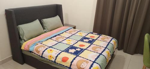 Schlafzimmer mit einem Bett mit einem schwarzen Kopfteil in der Unterkunft Kozi Square with Infinity Pool II in Kuching