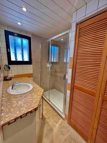 une salle de bain avec un lavabo et une douche dans l'établissement Petit Mas Coquet dans l'Esterel, à Théoule-sur-Mer