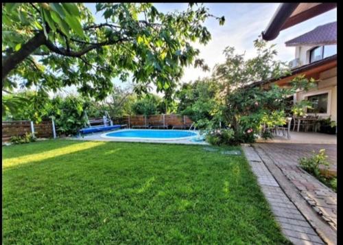 einen Hof mit einem Pool und einem Haus in der Unterkunft LA CASSA in Timişoara