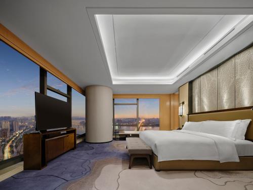 Postel nebo postele na pokoji v ubytování Hilton Zhuzhou