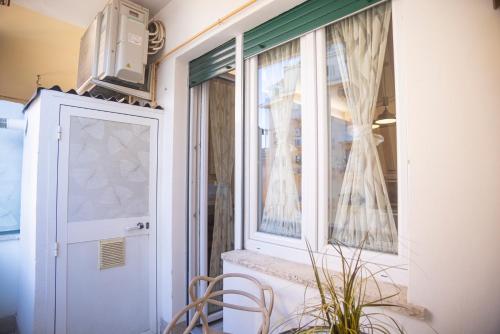 ein Fenster mit einem Stuhl davor in der Unterkunft Romano Suite Domus Maximo 2 in Rom
