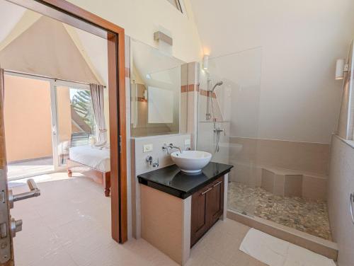 ein Badezimmer mit Waschbecken, Spiegel und Dusche in der Unterkunft Koh Chang Pool Villa - by KohChangVillas in Ko Chang