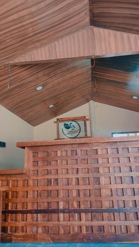 een kamer met een bakstenen muur en een houten plafond bij Madhuban Resort in Sauraha