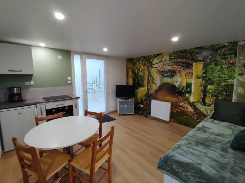 une cuisine et un salon avec une table et des chaises dans l'établissement Le grain de sel, à Hampont