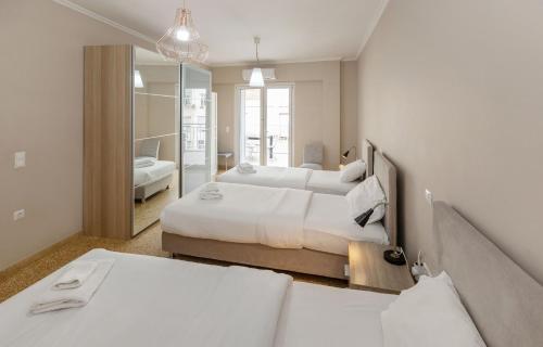 Posteľ alebo postele v izbe v ubytovaní Leonidas Loft in the heart of Athens by GHH