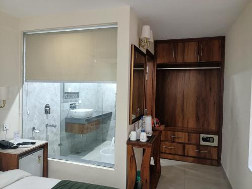 um quarto com uma casa de banho com um lavatório e um chuveiro em zoz Chandigarh em Chandīgarh