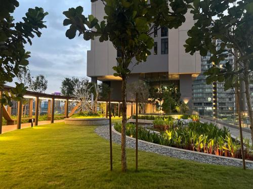um edifício com um jardim em frente em AXON RESIDENCE KLCC BY JD em Kuala Lumpur