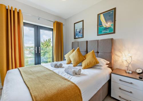 a bedroom with a bed with towels on it at Kieton Sands - Croyde in Croyde