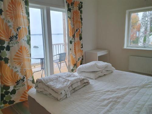 Schlafzimmer mit einem Bett und Meerblick in der Unterkunft Gullranda in Älmhult