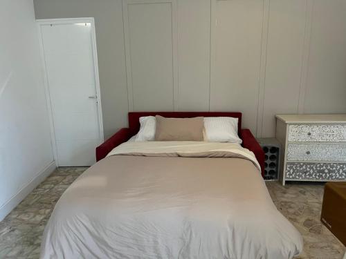 een bed in een kamer met een witte sprei bij Loge zen in Châteauroux