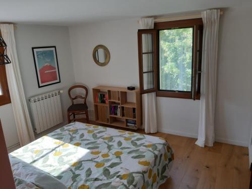 une chambre avec un lit et une fenêtre dans l'établissement Mas du Chardon Bleu, à Fayence