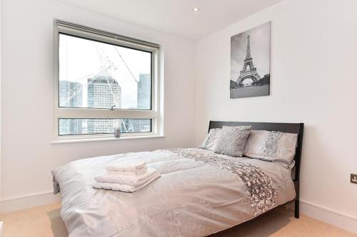 En eller flere senge i et værelse på 3Bed 2 Bath with Fantastic skyline view Canary Wharf - Perfect for long stays