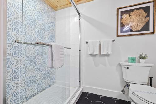 een badkamer met een douche en een toilet bij Hunky Dory in Anna Maria