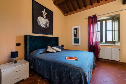 1 dormitorio con 1 cama con colcha azul en BELVEDERE JACUZZI AND VIEW, en Matraia