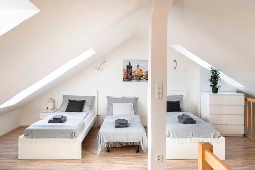 Posteľ alebo postele v izbe v ubytovaní 150m² 4BR Duplex Near Metro & Prague Center