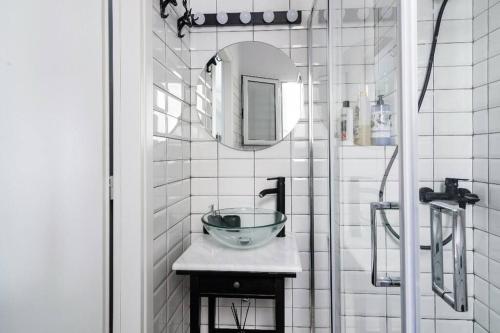 雅典的住宿－Minimal Athens Apartment，一间带水槽和镜子的浴室