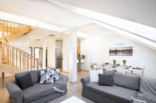 150m² 4BR Duplex Near Metro & Prague Center