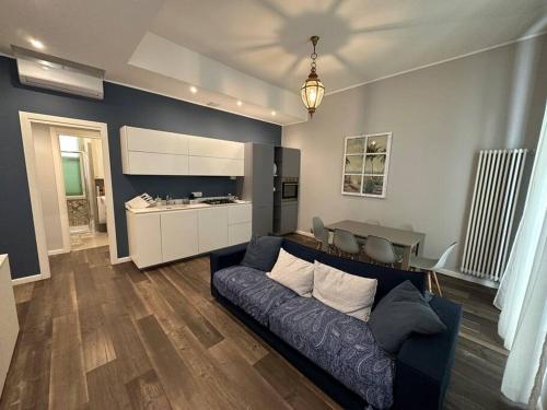 ein Wohnzimmer mit einem Sofa und einer Küche in der Unterkunft Nuovo Appartamento Borgo Coscia in Alassio