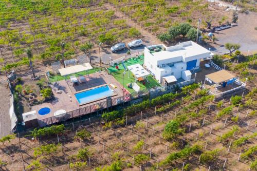 - une vue aérienne sur une maison avec une piscine dans l'établissement Tenuta sul Vesuvio " Il Vigneto ", à Terzigno