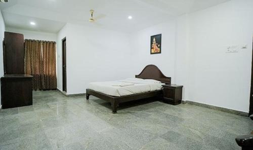 um quarto com uma cama num quarto em FabHotel Lime Light em Cochin