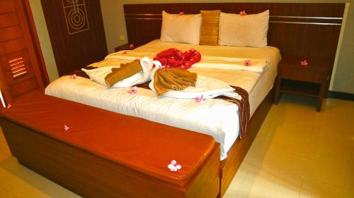sypialnia z łóżkiem z ręcznikami w obiekcie Ara Artati Lombok bungalows and Restaurant w mieście Selong Belanak