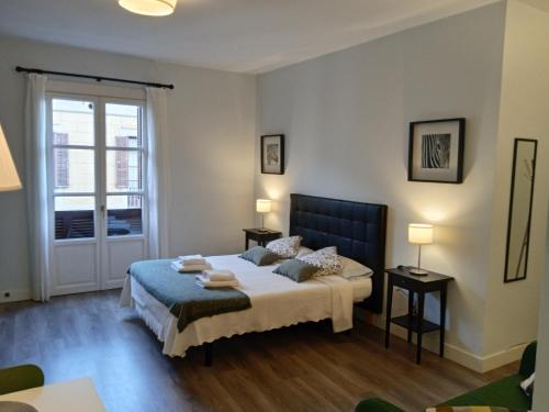 Posteľ alebo postele v izbe v ubytovaní Colom Apartments