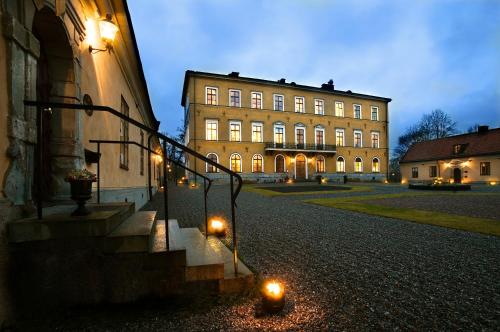 ein großes Gebäude mit Kerzen davor in der Unterkunft Ulfsunda Slott in Stockholm