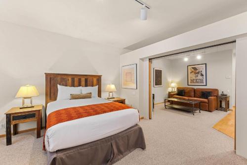 Postel nebo postele na pokoji v ubytování Palisades Tahoe Lodge Rentals Studio #152