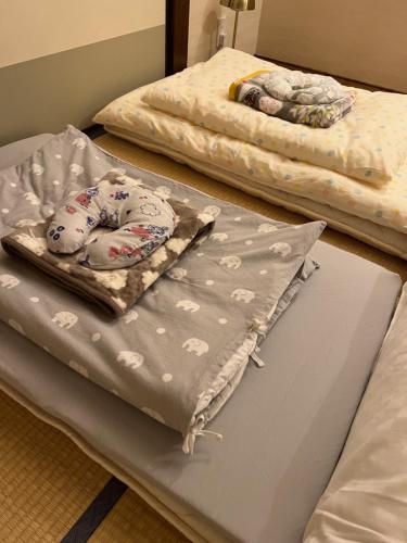 two beds with a blanket on the floor at Imakumano Terrace - Eisen An 潁川庵 in Kyoto