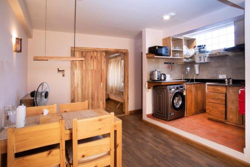 eine Küche mit einem Tisch und einem Esszimmer in der Unterkunft Hotel Timila in Pātan